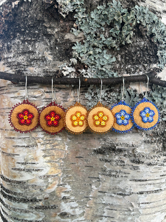 ᒨᔅ ᐆ ᓃᐲᒥᔥᐦ, Moose’s Flowers