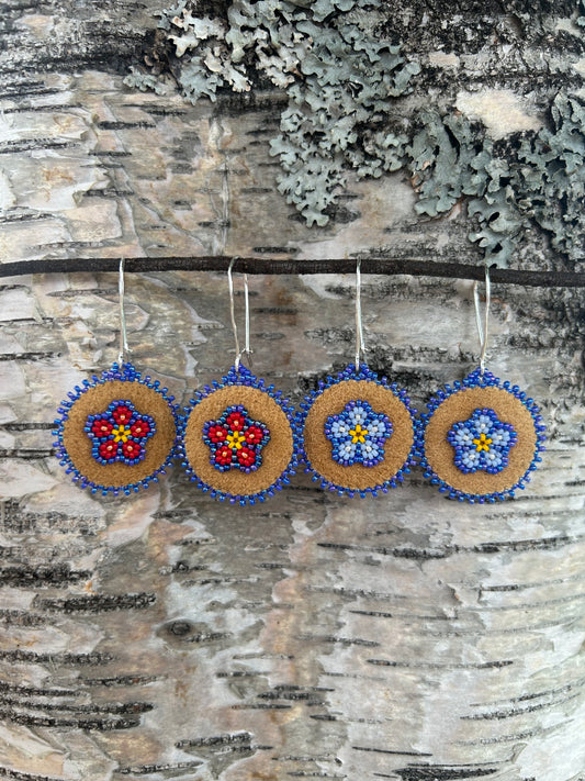 ᒨᔅ ᐆ ᓃᐲᒥᔥᐦ, Moose’s Flowers
