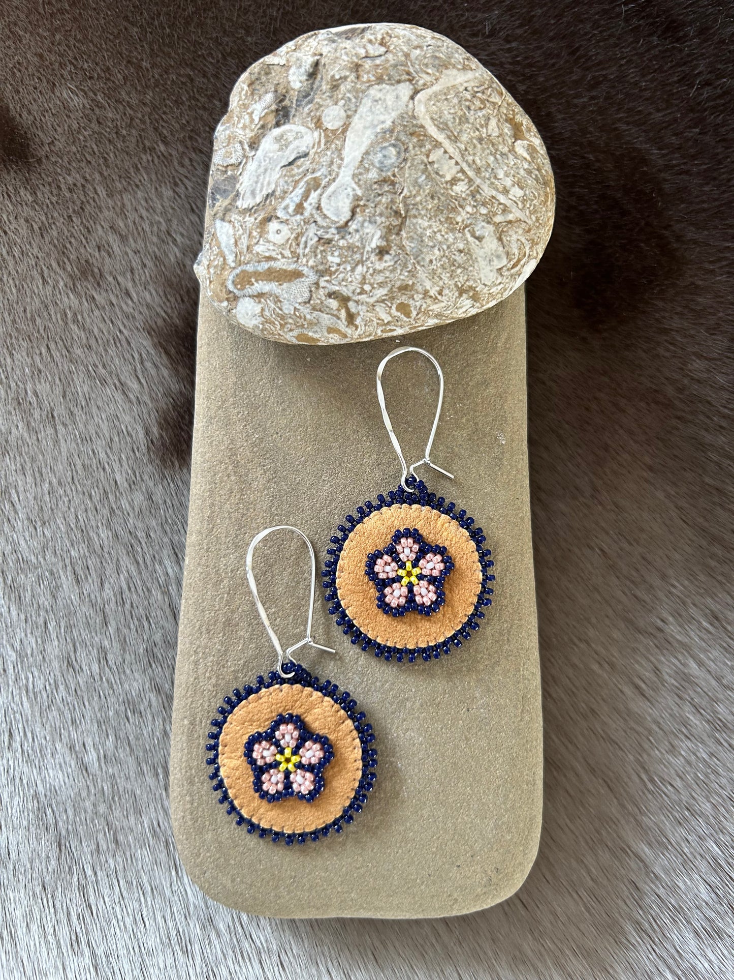 ᒨᔅ ᐆ ᓃᐲᒥᔥᐦ, Moose’s Flowers