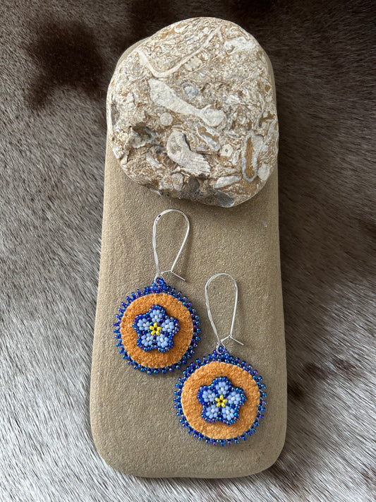 ᒨᔅ ᐆ ᓃᐲᒥᔥᐦ, Moose’s Flowers